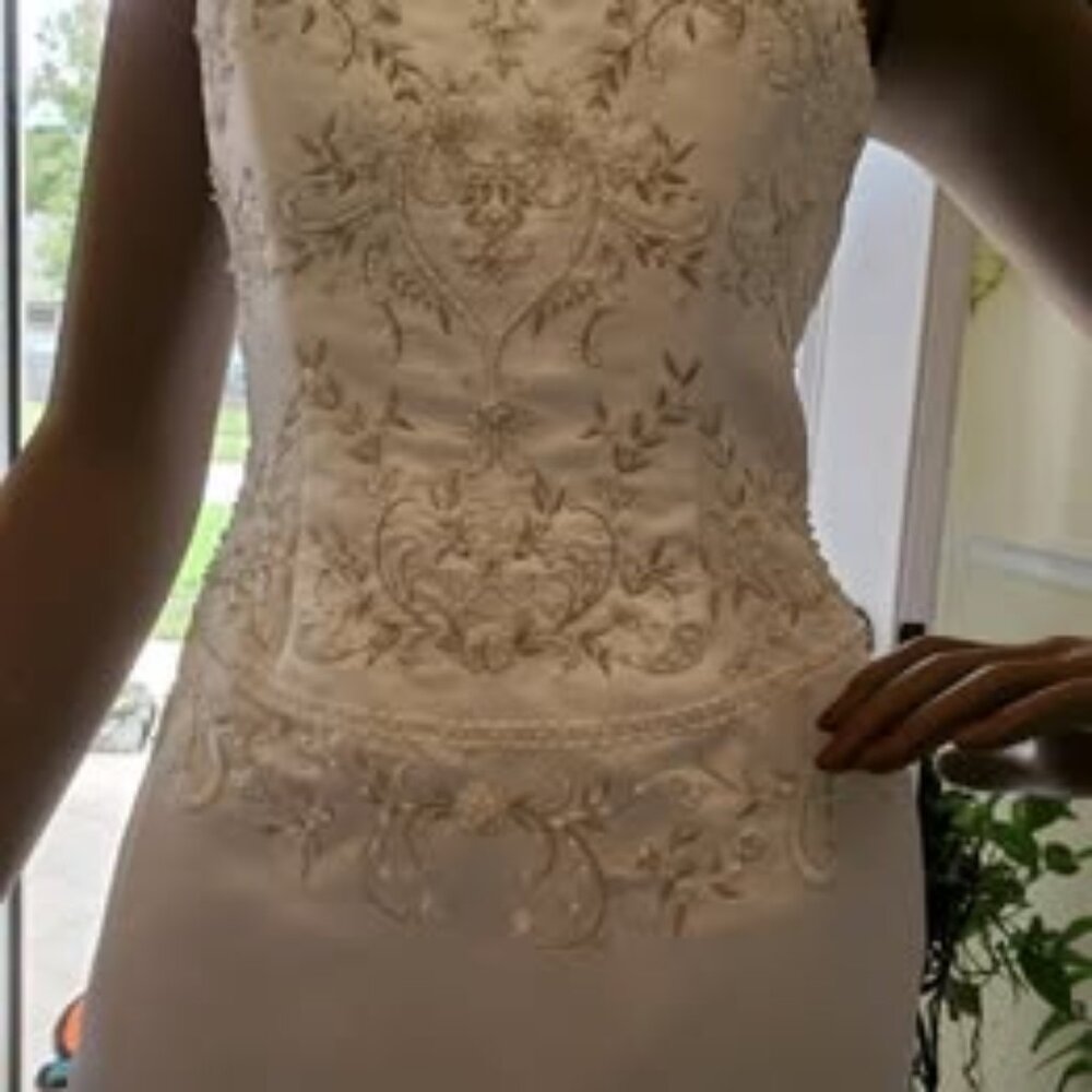 WEDDING DRESS - White - Size 6 - David's Bridal - $200 OBO